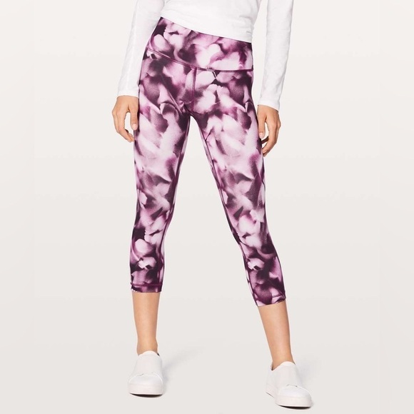 Lululemon Wunder Under Crop (Hi-Rise) 21" in Blush Blossom Size 6. - Picture 12 of 14